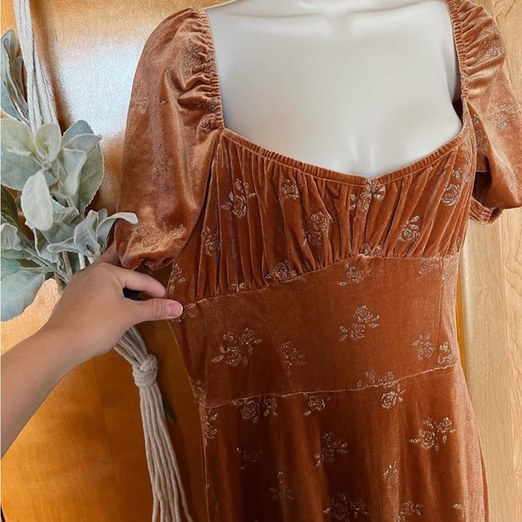 Chic Long Sleeve Floral Dress in Brown Velvet - Picture 6 of 8